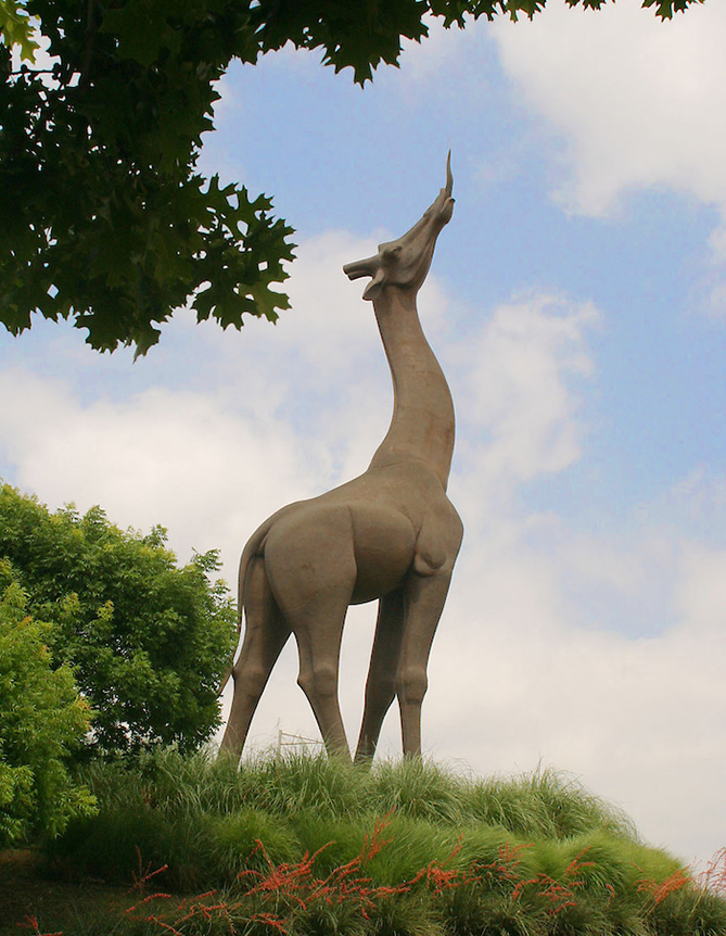 Giraffe statue at the front of the Dallas Zoo